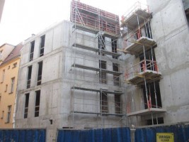 stawiane są ściany ostatniej kondygnacji oraz ściany między lokalami w całym budynku