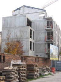 stawiane są ściany ostatniej kondygnacji oraz ściany między lokalami w całym budynku