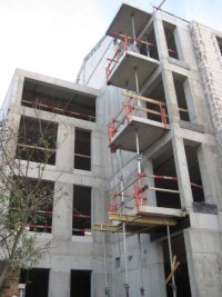 stawiane są ściany ostatniej kondygnacji oraz ściany między lokalami w całym budynku