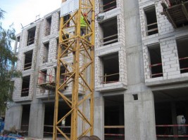 stawiane są ściany ostatniej kondygnacji oraz ściany między lokalami w całym budynku