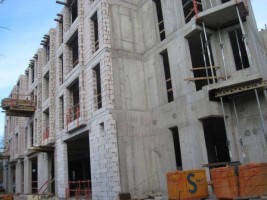 stawiane są ściany ostatniej kondygnacji oraz ściany między lokalami w całym budynku