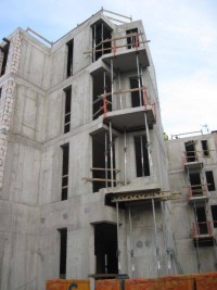 stawiane są ściany ostatniej kondygnacji oraz ściany między lokalami w całym budynku