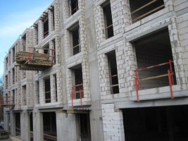 stawiane są ściany ostatniej kondygnacji oraz ściany między lokalami w całym budynku