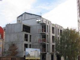 stawiane są ściany ostatniej kondygnacji oraz ściany między lokalami w całym budynku