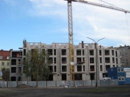 stawiane są ściany ostatniej kondygnacji oraz ściany między lokalami w całym budynku