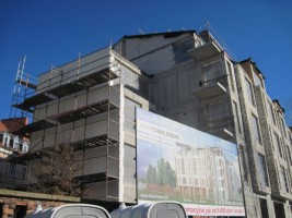 kontynuacja prac elewacyjnych i instalacyjnych. Stawianie kolejnych ścianek działowych. rozpoczęto montaż okien