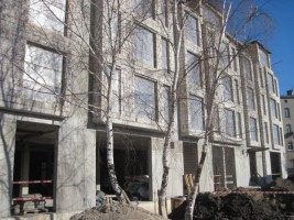 kontynuacja prac elewacyjnych i instalacyjnych. Stawianie kolejnych ścianek działowych. rozpoczęto montaż okien