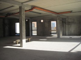 kontynuacja prac elewacyjnych i instalacyjnych. Stawianie kolejnych ścianek działowych. rozpoczęto montaż okien