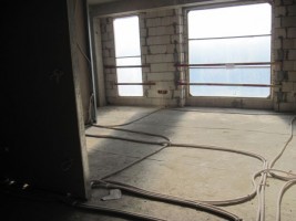 kontynuacja prac elewacyjnych i instalacyjnych. Stawianie kolejnych ścianek działowych. rozpoczęto montaż okien