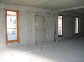 kontynuacja prac elewacyjnych i instalacyjnych. Stawianie kolejnych ścianek działowych. rozpoczęto montaż okien