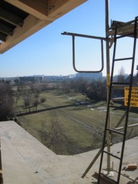 kontynuacja prac elewacyjnych i instalacyjnych. Stawianie kolejnych ścianek działowych. rozpoczęto montaż okien