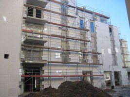 kontynuacja prac elewacyjnych i instalacyjnych. Stawianie kolejnych ścianek działowych. rozpoczęto montaż okien