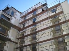 kontynuacja prac elewacyjnych i instalacyjnych. Stawianie kolejnych ścianek działowych. rozpoczęto montaż okien