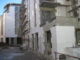 kontynuacja prac elewacyjnych i instalacyjnych. Stawianie kolejnych ścianek działowych. rozpoczęto montaż okien