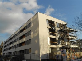 Budynek nr 12: Końcowe roboty przy elewacji (montaż trespy), montowanie ostatnich elementów instalacji sanitarnych w ...