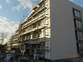 Budynek nr 12: Końcowe roboty przy elewacji (montaż trespy), montowanie ostatnich elementów instalacji sanitarnych w ...