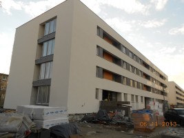 Budynek nr 12: Końcowe roboty przy elewacji (montaż trespy), montowanie ostatnich elementów instalacji sanitarnych w ...