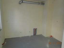 Budynek nr 12: Końcowe roboty przy elewacji (montaż trespy), montowanie ostatnich elementów instalacji sanitarnych w ...