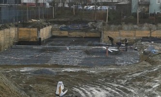 Stabilizacja gruntu pod płytę fundamentową i zabezpieczanie wykopuWykonywanie zbrojenia płyty fundamentowej