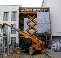 trwa montaż szyb na aluminiowej fasadzie od strony wschodniej