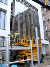 trwa montaż szyb na aluminiowej fasadzie od strony wschodniej