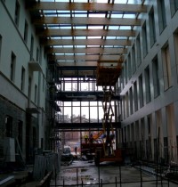 trwa montaż szyb na aluminiowej fasadzie od strony wschodniej