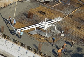 Układanie mieszanki betonowej dla 2 części stropu nad garażem bud. A przy pomocy tzw. pająka