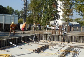 Układanie mieszanki betonowej dla 2 części stropu nad garażem bud. A
