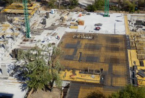 Ostatni fragment stropu garażu między budynkami A i B gotowy do betonowania