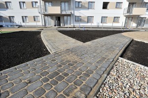 i etap - prace wykończeniowe, głównie wokół budynku