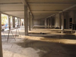 stawianie ścian poddasza oraz ścian między lokalami. Rozpoczęto także montaż instalacji sanitarnej w całym budynku...