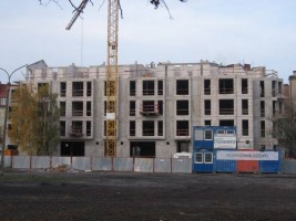 stawianie ścian poddasza oraz ścian między lokalami. Rozpoczęto także montaż instalacji sanitarnej w całym budynku...