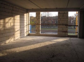 stawianie ścian poddasza oraz ścian między lokalami. Rozpoczęto także montaż instalacji sanitarnej w całym budynku...