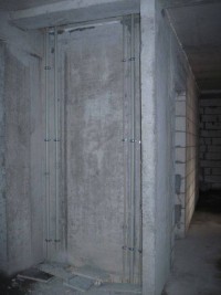 stawianie ścian poddasza oraz ścian między lokalami. Rozpoczęto także montaż instalacji sanitarnej w całym budynku...