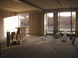 stawianie ścian poddasza oraz ścian między lokalami. Rozpoczęto także montaż instalacji sanitarnej w całym budynku...