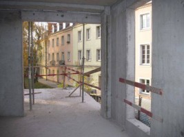 stawianie ścian poddasza oraz ścian między lokalami. Rozpoczęto także montaż instalacji sanitarnej w całym budynku...