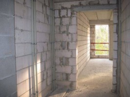 stawianie ścian poddasza oraz ścian między lokalami. Rozpoczęto także montaż instalacji sanitarnej w całym budynku...