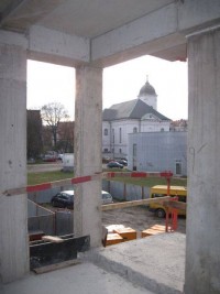 stawianie ścian poddasza oraz ścian między lokalami. Rozpoczęto także montaż instalacji sanitarnej w całym budynku...