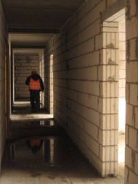 stawianie ścian poddasza oraz ścian między lokalami. Rozpoczęto także montaż instalacji sanitarnej w całym budynku...