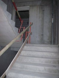 stawianie ścian poddasza oraz ścian między lokalami. Rozpoczęto także montaż instalacji sanitarnej w całym budynku...