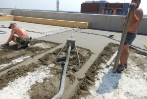 Widok na wykonywanie wylewki cementowej na budynku nr 7