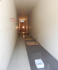 Widok na układanie płytek na korytarzu w budynku nr 9