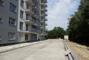 Widok na roboty drogowe przy budynku nr 9 - strona wschodnia