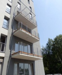 Widok na balkony budynku nr 9 - montaż balustrad i desek podłogowych