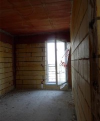 Kontynuacja prac tynkarskich w budynku nr 7