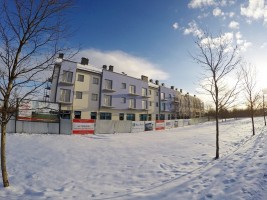 Wewnątrz budynku trwają intesywne prace wykończeniowe a na zewnątrz przy montażu elewacji