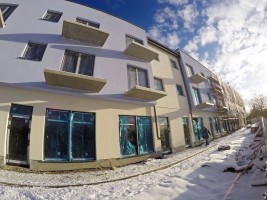 Wewnątrz budynku trwają intesywne prace wykończeniowe a na zewnątrz przy montażu elewacji