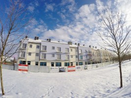 Wewnątrz budynku trwają intesywne prace wykończeniowe a na zewnątrz przy montażu elewacji