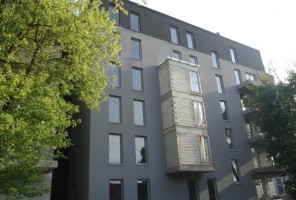 BUDYNEK A WIDOK OD ULICY ROLNICZEJ