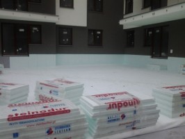 Rozpoczęto montaż slusarki w witrzynach lokali handlowych w segmencie A i w wejściach do pozostałych klatek. Rozpoczę...